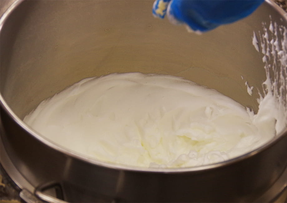 卵白と砂糖を混ぜてメレンゲを作る職人